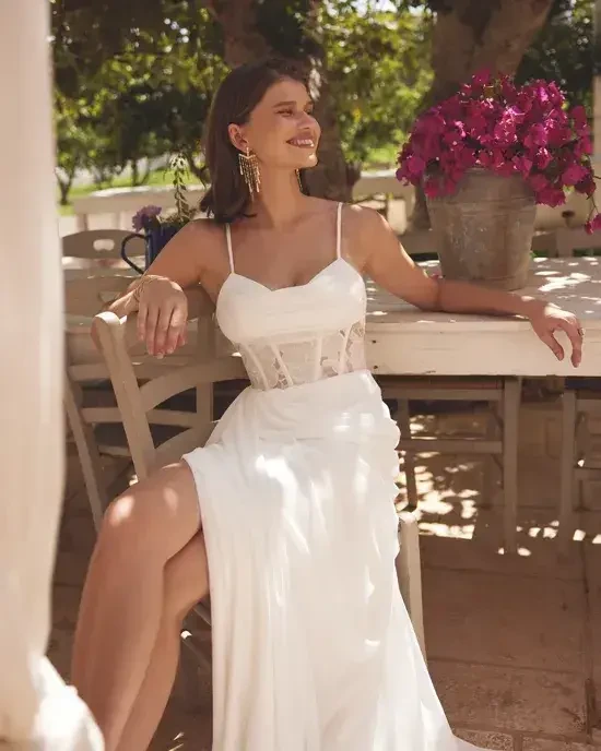 Lightweight Gowns for Warm-Weather Weddings Image