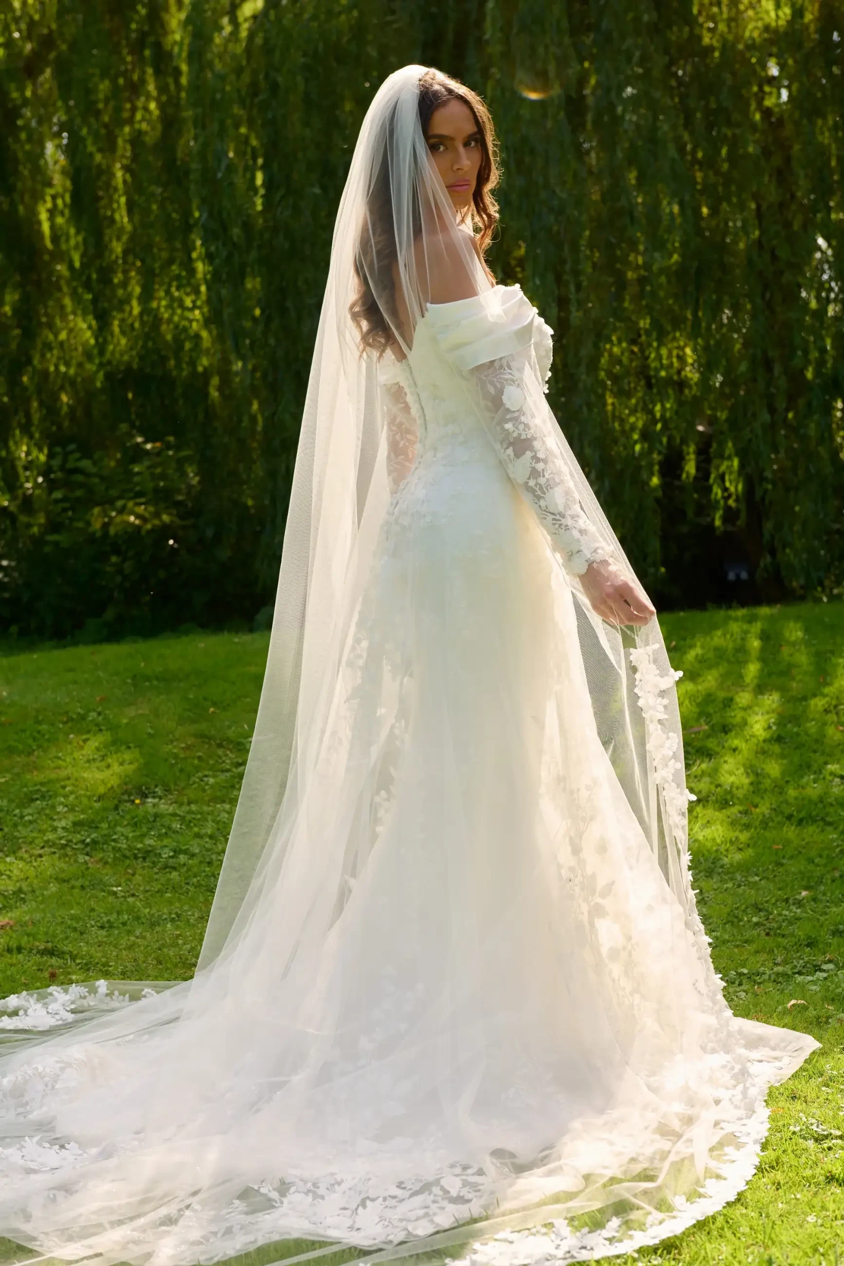 From Vintage Queens to Modern Brides: The Revival of Royal Accessories Image